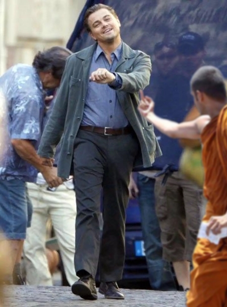 พระชูนิ้วกลาง พระชูนิ้วกลาง