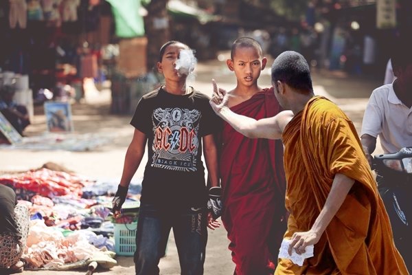 พระชูนิ้วกลาง พระชูนิ้วกลาง