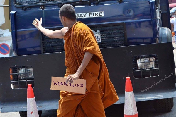 พระชูนิ้วกลาง พระชูนิ้วกลาง