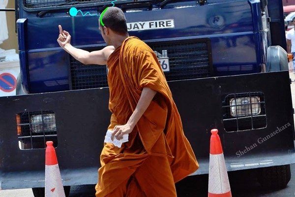 พระชูนิ้วกลาง พระชูนิ้วกลาง