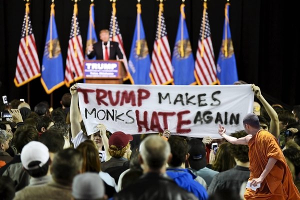 พระชูนิ้วกลาง พระชูนิ้วกลาง