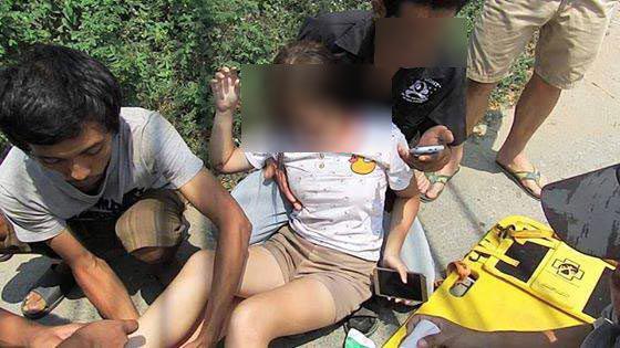 อาสาฯ ช่วยสาวมอไซค์ล้ม แต่มือดันโดนนมสาว อาสาฯ ช่วยสาวมอไซค์ล้ม แต่มือดันโดนนมสาว