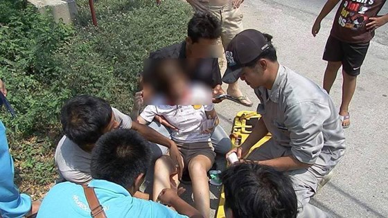 อาสาฯ ช่วยสาวมอไซค์ล้ม แต่มือดันโดนนมสาว อาสาฯ ช่วยสาวมอไซค์ล้ม แต่มือดันโดนนมสาว