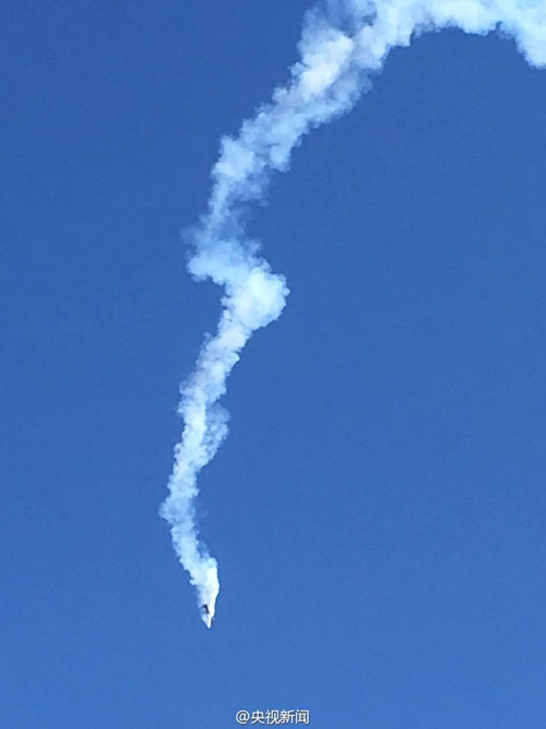 เครื่องบินผาดโผนพุ่งดิ่งพสุธากลางงานแอร์โชว์ เครื่องบินผาดโผนพุ่งดิ่งพสุธากลางงานแอร์โชว์