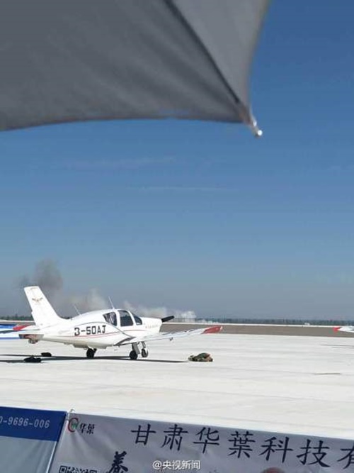 เครื่องบินผาดโผนพุ่งดิ่งพสุธากลางงานแอร์โชว์ เครื่องบินผาดโผนพุ่งดิ่งพสุธากลางงานแอร์โชว์