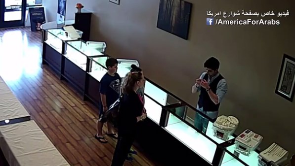 ชายอาหรับคนนี้ทำ เมื่อหญิงชาวอเมริกันมาขายสร้อยคอทองคำ ชายอาหรับคนนี้ทำ เมื่อหญิงชาวอเมริกันมาขายสร้อยคอทองคำ