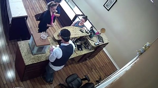 ชายอาหรับคนนี้ทำ เมื่อหญิงชาวอเมริกันมาขายสร้อยคอทองคำ ชายอาหรับคนนี้ทำ เมื่อหญิงชาวอเมริกันมาขายสร้อยคอทองคำ