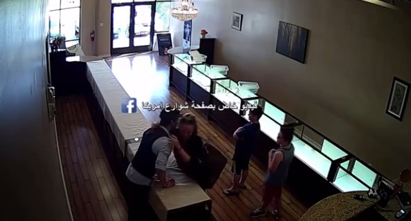 ชายอาหรับคนนี้ทำ เมื่อหญิงชาวอเมริกันมาขายสร้อยคอทองคำ ชายอาหรับคนนี้ทำ เมื่อหญิงชาวอเมริกันมาขายสร้อยคอทองคำ