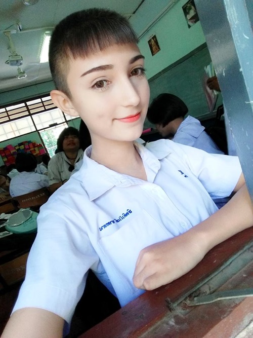 เด็กนักเรียนชายหน้าสวยเหมือนตุ๊กตา เด็กนักเรียนชายหน้าสวยเหมือนตุ๊กตา