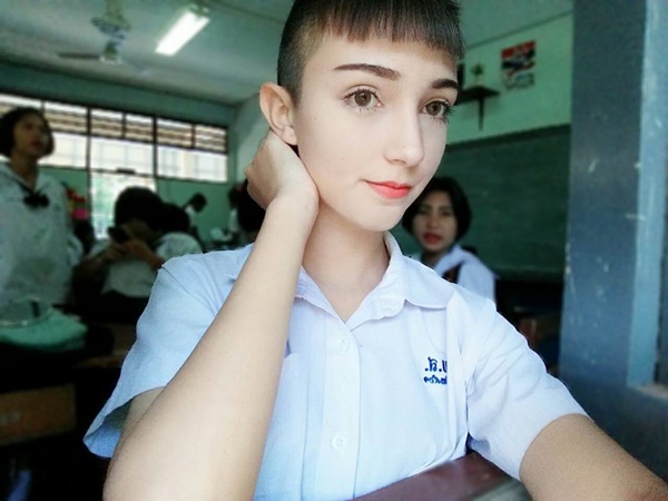 เด็กนักเรียนชายหน้าสวยเหมือนตุ๊กตา เด็กนักเรียนชายหน้าสวยเหมือนตุ๊กตา