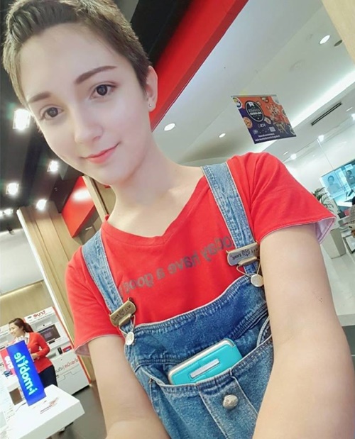 เด็กนักเรียนชายหน้าสวยเหมือนตุ๊กตา เด็กนักเรียนชายหน้าสวยเหมือนตุ๊กตา