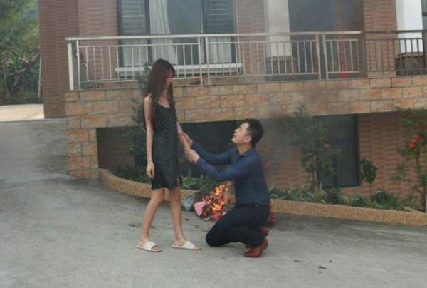 หอบกระเป๋าหรูมากองจุดไฟเผา หอบกระเป๋าหรูมากองจุดไฟเผา