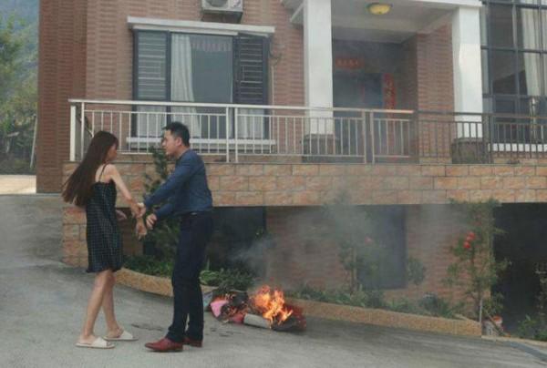 หอบกระเป๋าหรูมากองจุดไฟเผา หอบกระเป๋าหรูมากองจุดไฟเผา