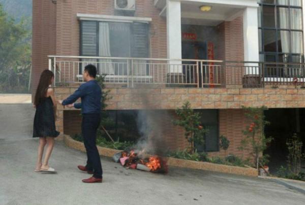 หอบกระเป๋าหรูมากองจุดไฟเผา หอบกระเป๋าหรูมากองจุดไฟเผา