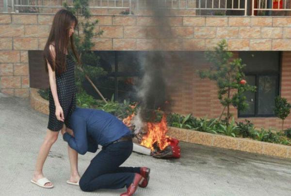 หอบกระเป๋าหรูมากองจุดไฟเผา หอบกระเป๋าหรูมากองจุดไฟเผา