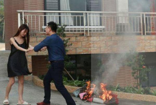 หอบกระเป๋าหรูมากองจุดไฟเผา หอบกระเป๋าหรูมากองจุดไฟเผา