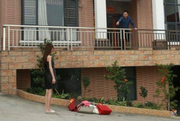 หอบกระเป๋าหรูมากองจุดไฟเผา หอบกระเป๋าหรูมากองจุดไฟเผา