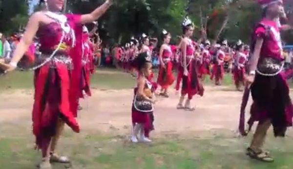 หนูน้อยวาดลีลาเซิ้งสุดม่วน หนูน้อยวาดลีลาเซิ้งสุดม่วน