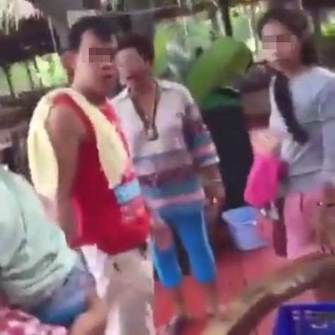 กลุ่มพริตตี้กินข้าว แต่โดนไล่ออกจากร้าน กลุ่มพริตตี้กินข้าว แต่โดนไล่ออกจากร้าน