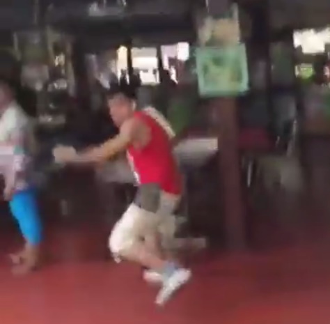 กลุ่มพริตตี้กินข้าว แต่โดนไล่ออกจากร้าน กลุ่มพริตตี้กินข้าว แต่โดนไล่ออกจากร้าน