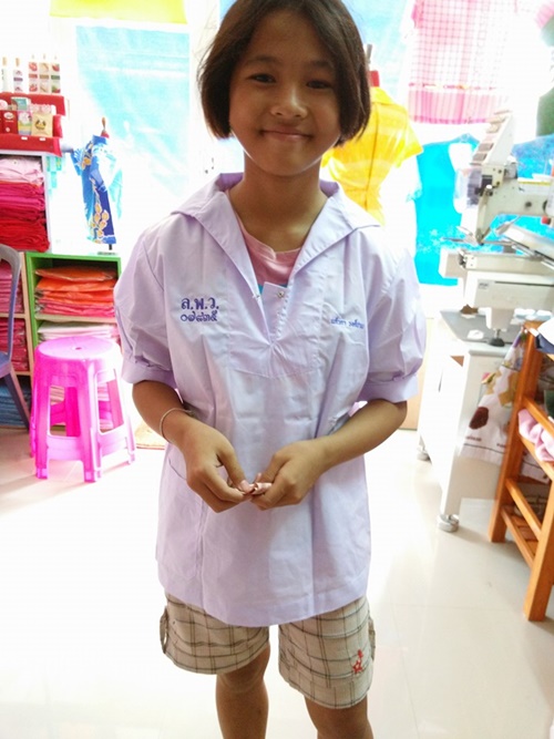 เด็กหญิงเอาเสื้อนักเรียนมาปักชื่อ เด็กหญิงเอาเสื้อนักเรียนมาปักชื่อ