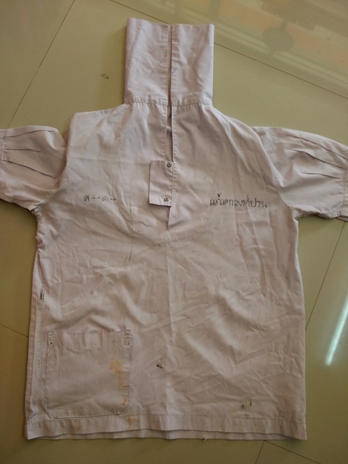 เด็กหญิงเอาเสื้อนักเรียนมาปักชื่อ เด็กหญิงเอาเสื้อนักเรียนมาปักชื่อ