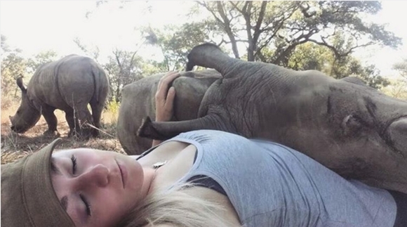 แรดน้อยกำพร้าแม่ อ้อนหนุนพยาบาลสาวขอไออุ่น แรดน้อยกำพร้าแม่ อ้อนหนุนพยาบาลสาวขอไออุ่น