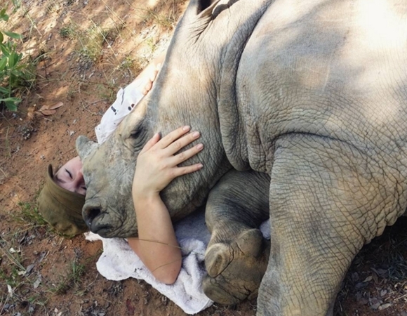 แรดน้อยกำพร้าแม่ อ้อนหนุนพยาบาลสาวขอไออุ่น แรดน้อยกำพร้าแม่ อ้อนหนุนพยาบาลสาวขอไออุ่น