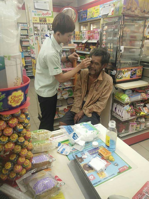พนักงานเซเว่นฯ น้ำใจงาม ทำแผลให้ชายเร่ร่อน ไม่รังเกียจแม้เนื้อตัวมอมแมม พนักงานเซเว่นฯ น้ำใจงาม ทำแผลให้ชายเร่ร่อน ไม่รังเกียจแม้เนื้อตัวมอมแมม