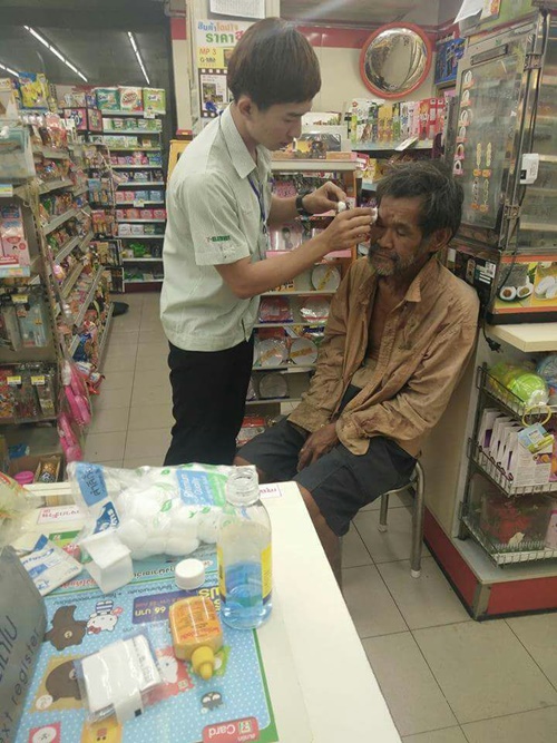 พนักงานเซเว่นฯ น้ำใจงาม ทำแผลให้ชายเร่ร่อน ไม่รังเกียจแม้เนื้อตัวมอมแมม พนักงานเซเว่นฯ น้ำใจงาม ทำแผลให้ชายเร่ร่อน ไม่รังเกียจแม้เนื้อตัวมอมแมม