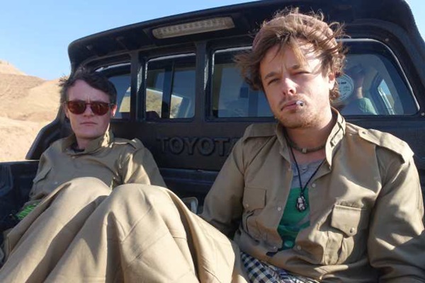 2 หนุ่มดื่มหนักเมาปลิ้น ตื่นมาอีกที ไปโผล่ในแนวรบที่อิรัก 2 หนุ่มดื่มหนักเมาปลิ้น ตื่นมาอีกที ไปโผล่ในแนวรบที่อิรัก