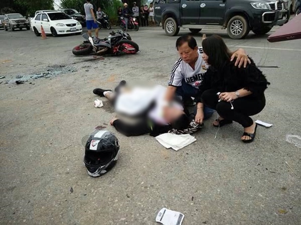 วัยรุ่นซิ่งบิ๊กไบค์พุ่งชนรถเก๋ง วัยรุ่นซิ่งบิ๊กไบค์พุ่งชนรถเก๋ง