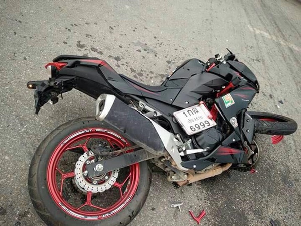 วัยรุ่นซิ่งบิ๊กไบค์พุ่งชนรถเก๋ง วัยรุ่นซิ่งบิ๊กไบค์พุ่งชนรถเก๋ง