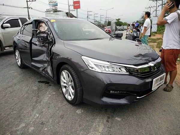 วัยรุ่นซิ่งบิ๊กไบค์พุ่งชนรถเก๋ง วัยรุ่นซิ่งบิ๊กไบค์พุ่งชนรถเก๋ง