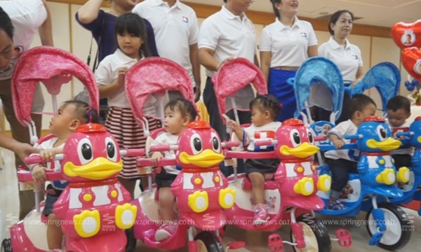 จัดฉลองวันเกิด 1 ขวบ แฝด 5 ชาวลาว ที่ผสมเทียมโดยทีมแพทย์ไทย จัดฉลองวันเกิด 1 ขวบ แฝด 5 ชาวลาว ที่ผสมเทียมโดยทีมแพทย์ไทย