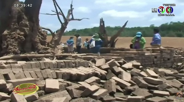 แล้งจัด ! วัดเก่าโผล่พ้นน้ำ หลังจมบาดาลนาน 45 ปี ชาวบ้านแห่ขอฝน แล้งจัด ! วัดเก่าโผล่พ้นน้ำ หลังจมบาดาลนาน 45 ปี ชาวบ้านแห่ขอฝน