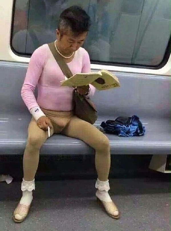 ตะลึงงัน คุณลุงสุดมั่นแต่งชุดนี้ยืนตระหง่านบนรถไฟฟ้า กล้าสุด ๆ ตะลึงงัน คุณลุงสุดมั่นแต่งชุดนี้ยืนตระหง่านบนรถไฟฟ้า กล้าสุด ๆ