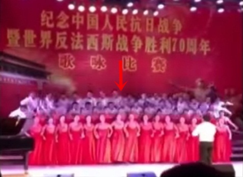 อีกแล้ว ! เวทีประสานเสียงจีนถล่ม ทำเอานักร้องหายวับกลางเวที อีกแล้ว ! เวทีประสานเสียงจีนถล่ม ทำเอานักร้องหายวับกลางเวที