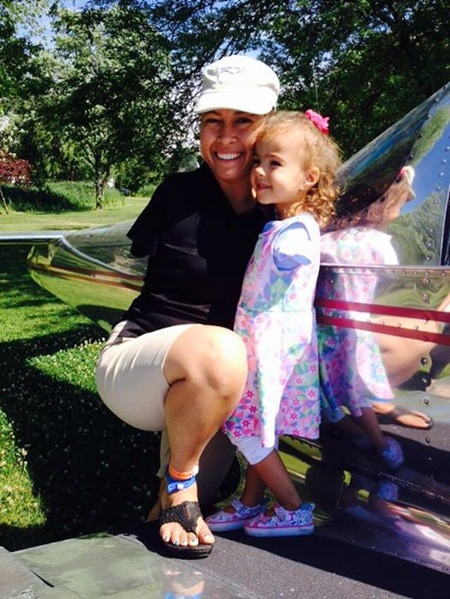 เจสสิกา ค็อกซ์ และ หนูน้อยรูธ เอเวอลิน อาร์อี แพรงค์ เจสสิกา ค็อกซ์ และ หนูน้อยรูธ เอเวอลิน อาร์อี แพรงค์