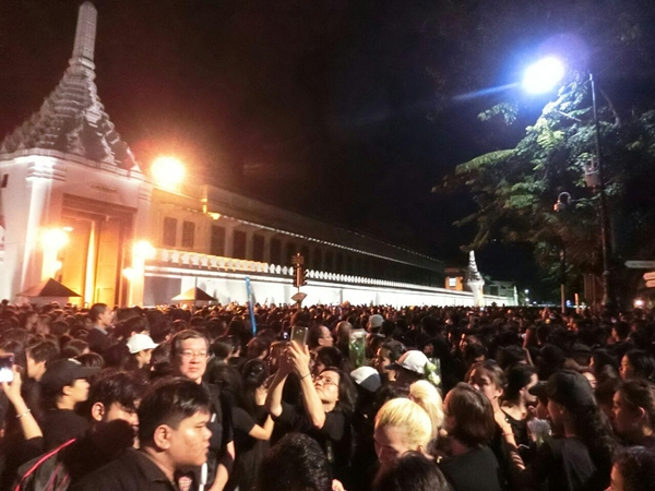 ภาพบรรยากาศผู้คนร่วมร้องเพลงสรรเสริญพระบารมี ภาพบรรยากาศผู้คนร่วมร้องเพลงสรรเสริญพระบารมี