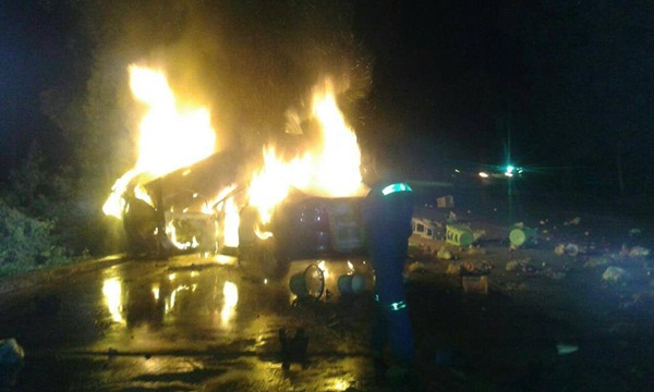 สาวก้มเก็บโทรศัพท์ขณะขับรถ เสียหลักพุ่งชน-ไฟลุกท่วมทั้งคัน สาวก้มเก็บโทรศัพท์ขณะขับรถ เสียหลักพุ่งชน-ไฟลุกท่วมทั้งคัน