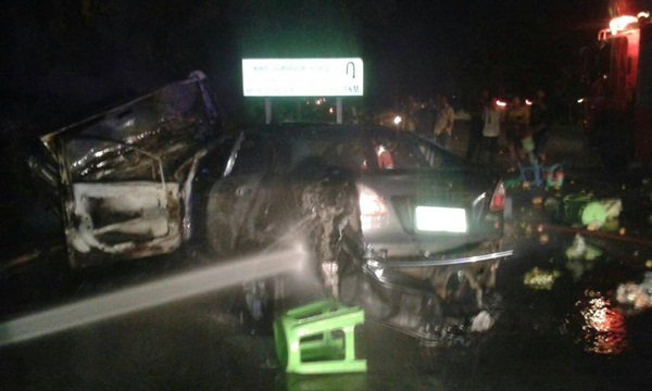 สาวก้มเก็บโทรศัพท์ขณะขับรถ เสียหลักพุ่งชน-ไฟลุกท่วมทั้งคัน สาวก้มเก็บโทรศัพท์ขณะขับรถ เสียหลักพุ่งชน-ไฟลุกท่วมทั้งคัน