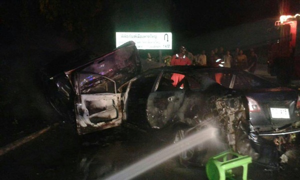 สาวก้มเก็บโทรศัพท์ขณะขับรถ เสียหลักพุ่งชน-ไฟลุกท่วมทั้งคัน สาวก้มเก็บโทรศัพท์ขณะขับรถ เสียหลักพุ่งชน-ไฟลุกท่วมทั้งคัน