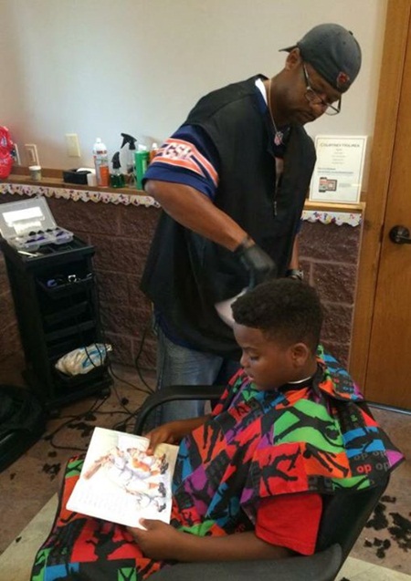 หนุ่มใจบุญ ตัดผมเด็กฟรีไม่คิดเงิน หนุ่มใจบุญ ตัดผมเด็กฟรีไม่คิดเงิน