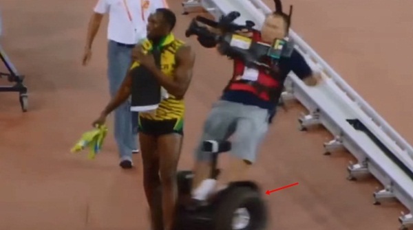 ยูเซน โบลต์ ถูกตากล้องชนล้มก้นจ้ำเบ้า ยูเซน โบลต์ ถูกตากล้องชนล้มก้นจ้ำเบ้า