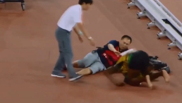 ยูเซน โบลต์ ถูกตากล้องชนล้มก้นจ้ำเบ้า ยูเซน โบลต์ ถูกตากล้องชนล้มก้นจ้ำเบ้า