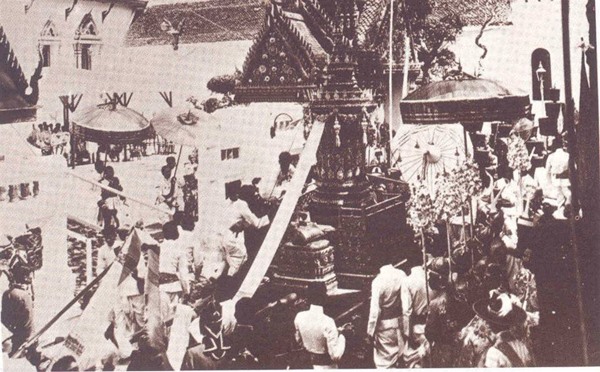 นางร้องไห้ ในราชสำนัก นางร้องไห้ ในราชสำนัก