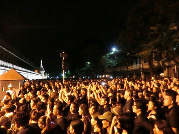 ภาพบรรยากาศผู้คนร่วมร้องเพลงสรรเสริญพระบารมี ภาพบรรยากาศผู้คนร่วมร้องเพลงสรรเสริญพระบารมี