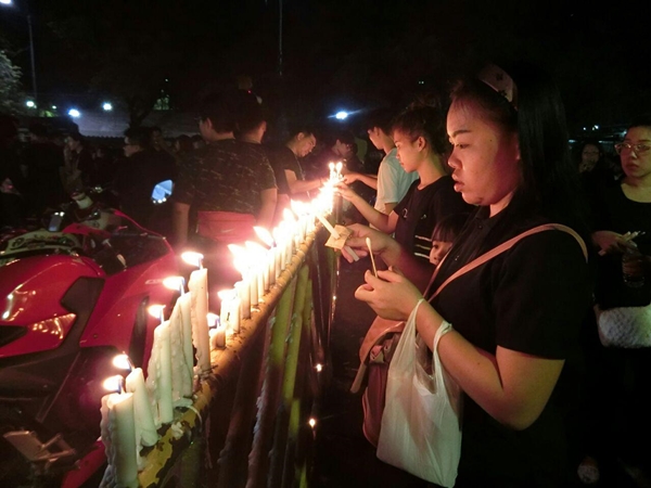 ภาพบรรยากาศผู้คนร่วมร้องเพลงสรรเสริญพระบารมี ภาพบรรยากาศผู้คนร่วมร้องเพลงสรรเสริญพระบารมี