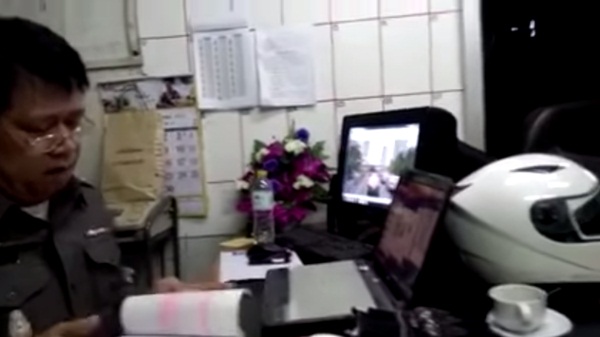 เถียงสนั่นโรงพัก ! ตำรวจ VS ผู้ขับขี่ เถียงสนั่นโรงพัก ! ตำรวจ VS ผู้ขับขี่